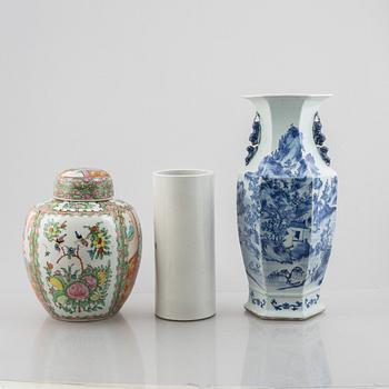 A blue and white vase, a brush pot and an urn with cover, porcelain, China, late Qing dynasty & 20th century.
