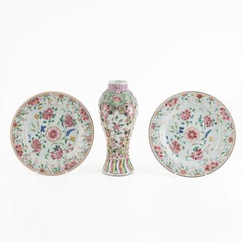 A pair of Chinese famille rose porcelain plates and a vase, Qing dynasty, 18th century.