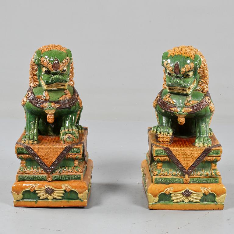 FOHUNDAR, ett par, glaserad gjutmassa, Kina, 1900-talets senare del.