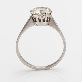 An 18K white gold ring with a ca. 2.25 ct brilliant cut diamond according to certificate.