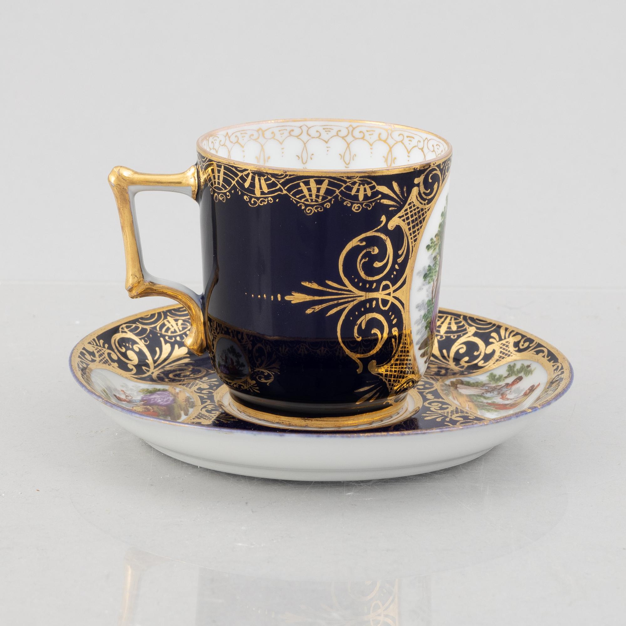 A porcelain coffee pot with a pair of cups with saucers, second half of the 19th century.