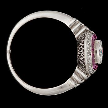 RING, briljantslipad diamant, 0.63 ct, med bård av rubiner.