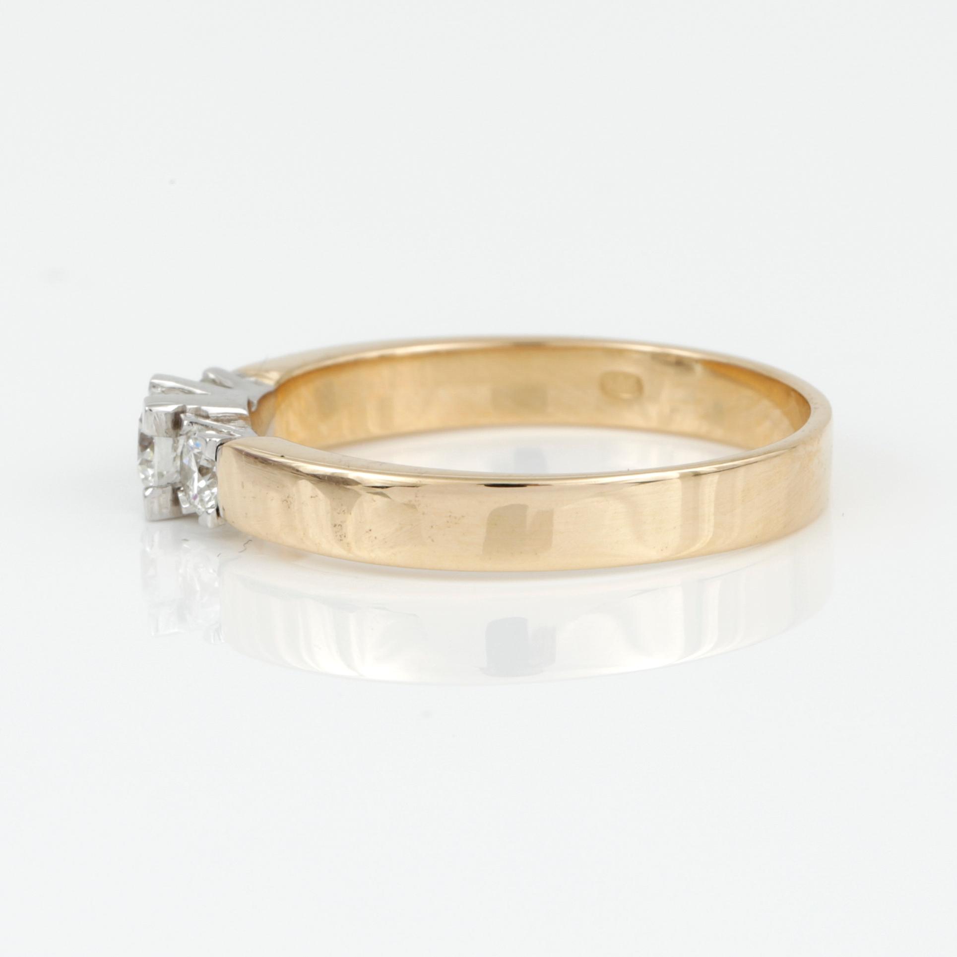 RING, tvåfärgad 14K guld med briljantslipade diamanter, tot ca 0,33 ct. Vikt ca 2,50 g.