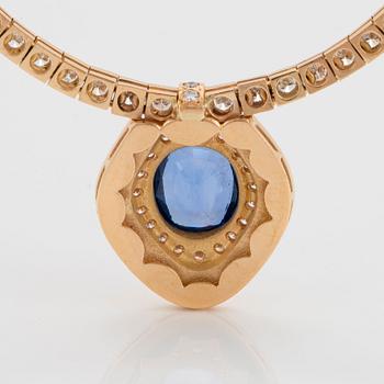 Collier 18K guld med en fasettslipad safir ca 8.00 ct samt runda briljantslipade diamanter.