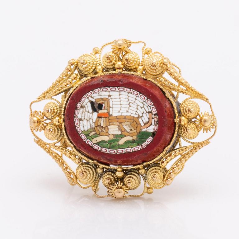 Brooch 14K gold with micro-mosaic, approx 2.5 x 2 cm.