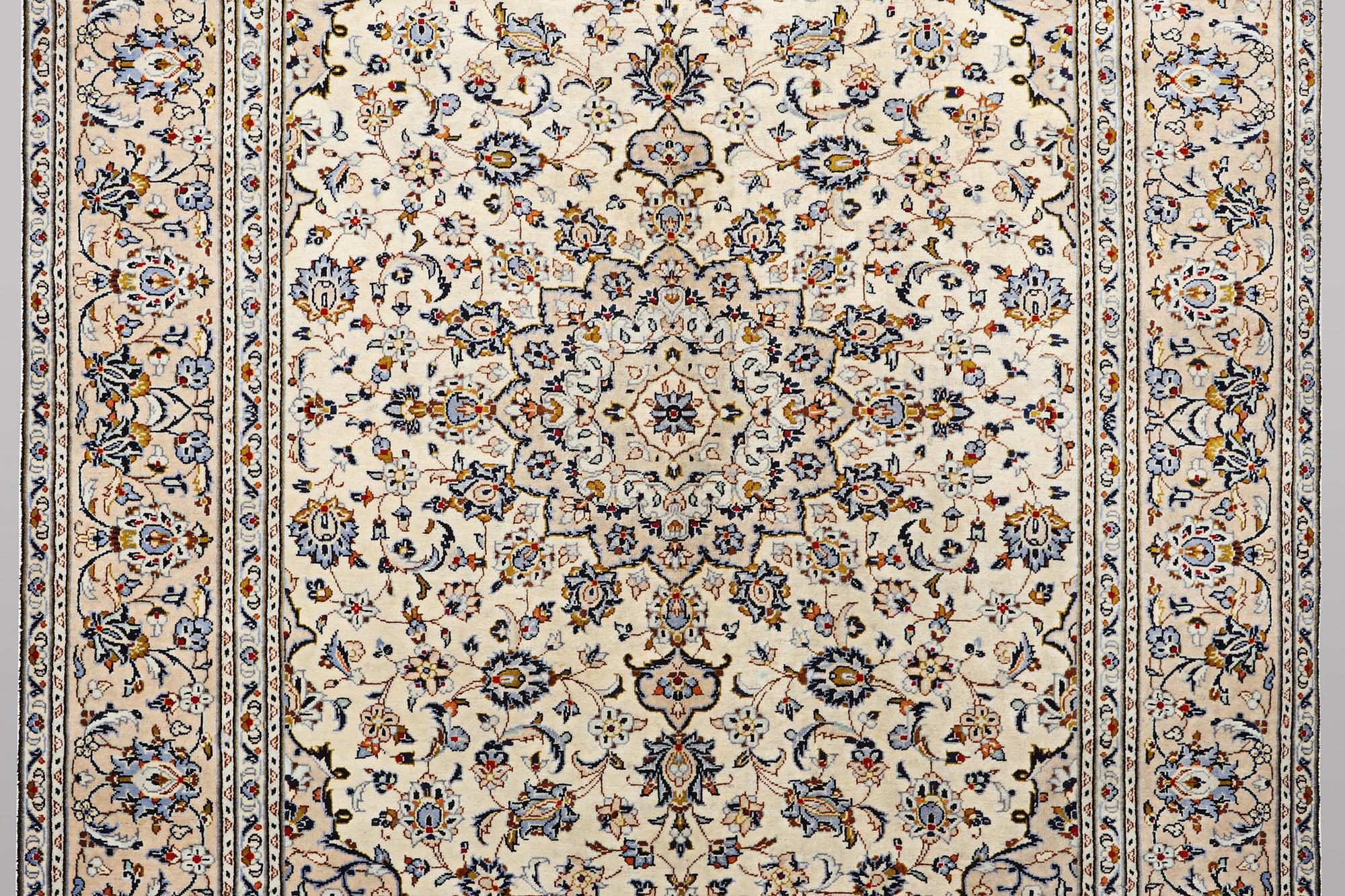 A carpet, Kashan, ca 283 x 194 cm.