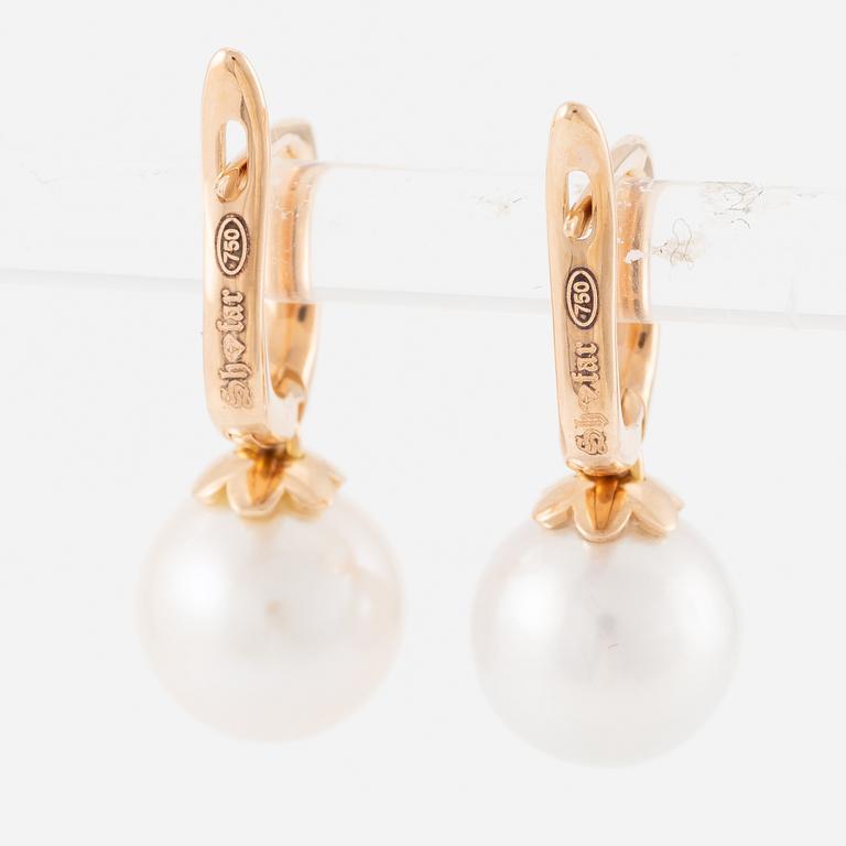 Earrings 18K gold with cultured freshwater pearls and brilliant-cut diamonds.