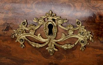 VITRINSKÅP, senbarockstil, 1800/1900-tal.