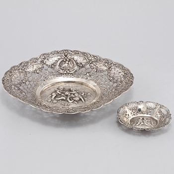 GALLERFAT, 2 st, silver, delvis låghaltigt, 1900-tal. Vikt 500 g.