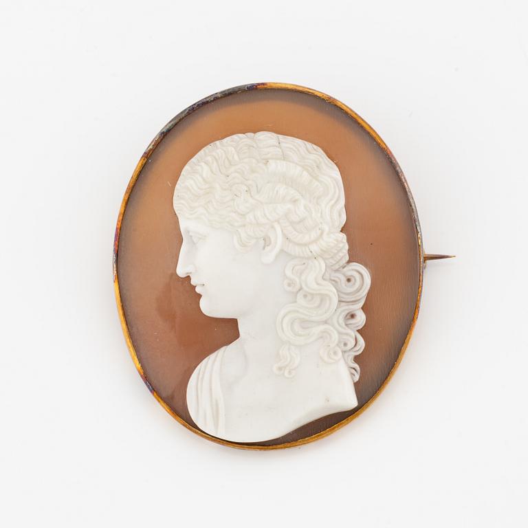 Brooch with shell cameo.