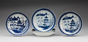 BÄRTALLRIKAR, 5 st, porslin. Qing dynastin. Jiaqing 1796-1820.
