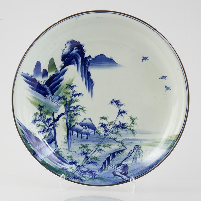 A large Japanese porcelain dish, first part of the 20th century.
