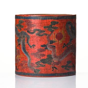 A lacquered brushpot with dragons, Qing dynasty (1644-1912).