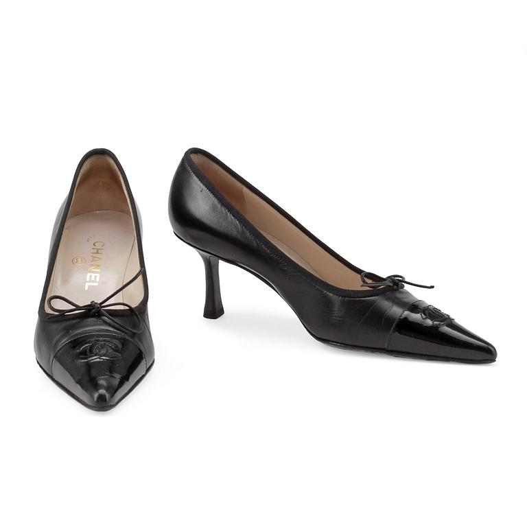 CHANEL, a pair of pumps. Size 37.