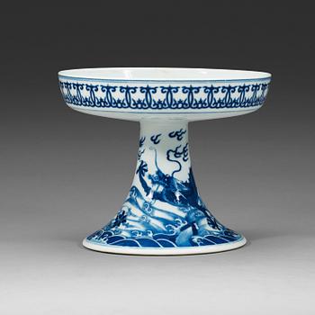 371. A blue and white dragons tazza, Qing dynasty, Qianlongs mark.