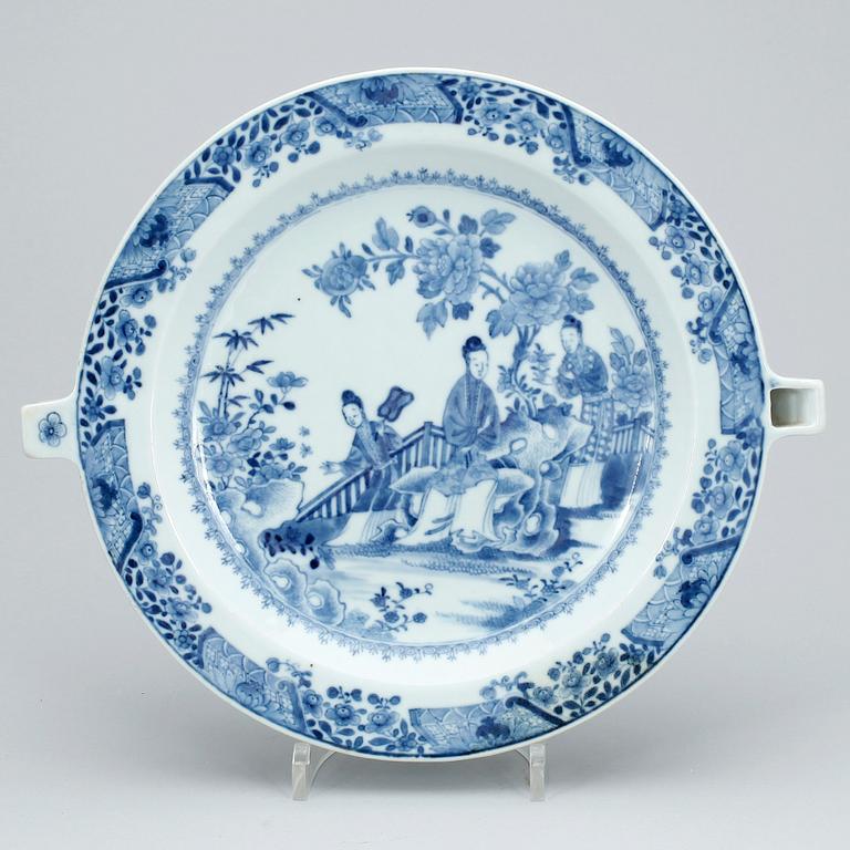 VÄRMETALLRIK, porslin, Qianlong, Kina 1700-tal.