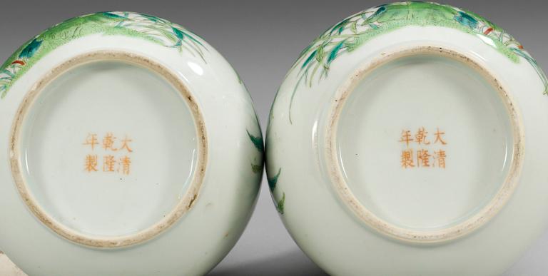 A pair of famille rose vases, late Qing dynasty, with Qianlong´s six characters mark. (2).