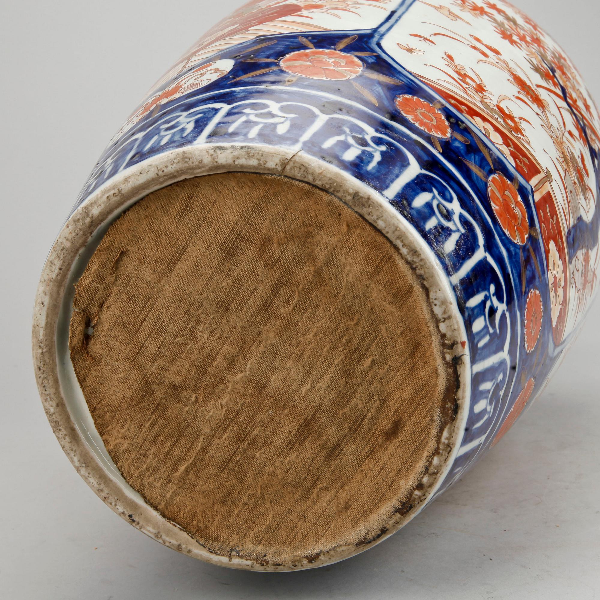 GOLVVAS, porslin, Imari, Japan 1900-talets början.