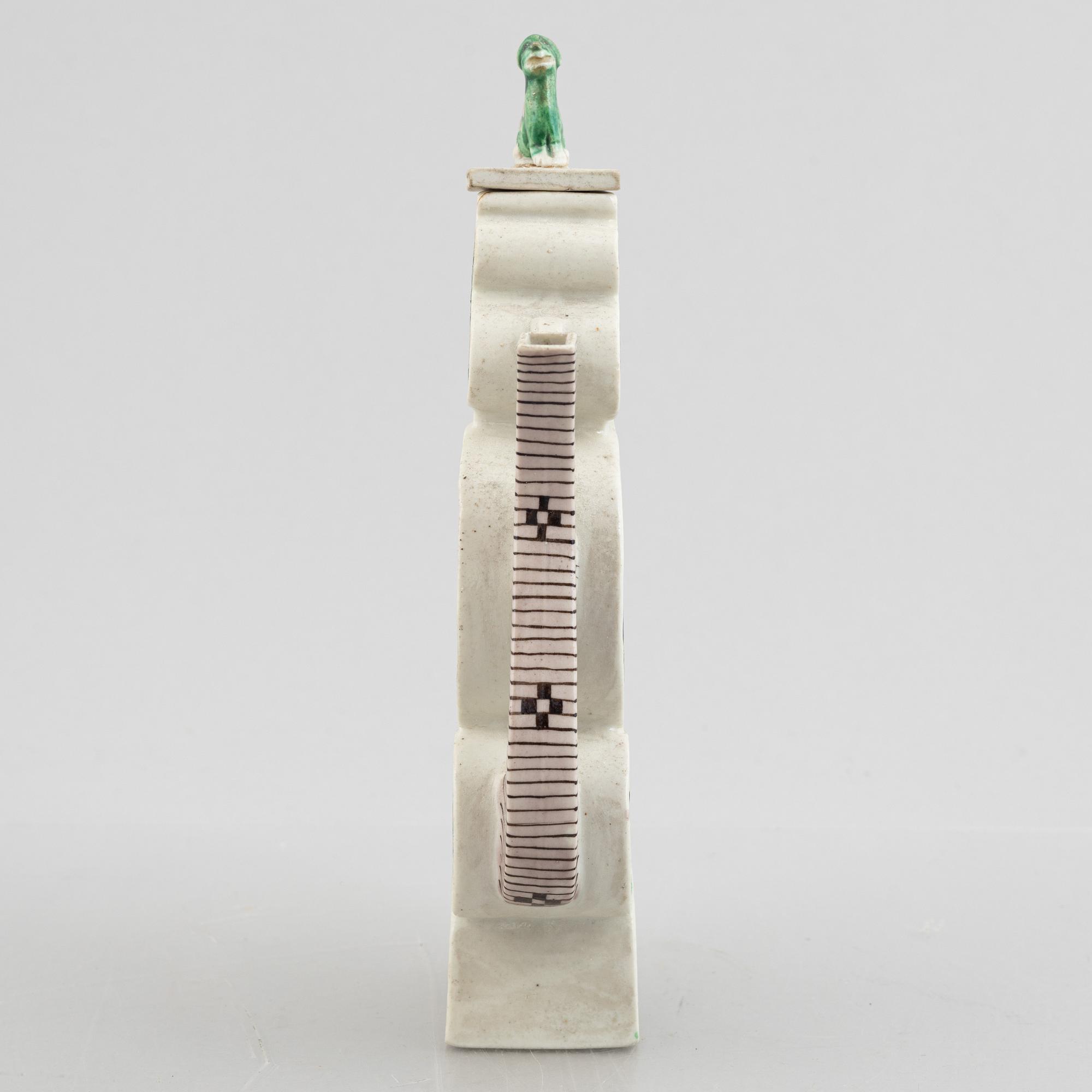 A biscuit porcelain wine pot, late Qing dynasty.
