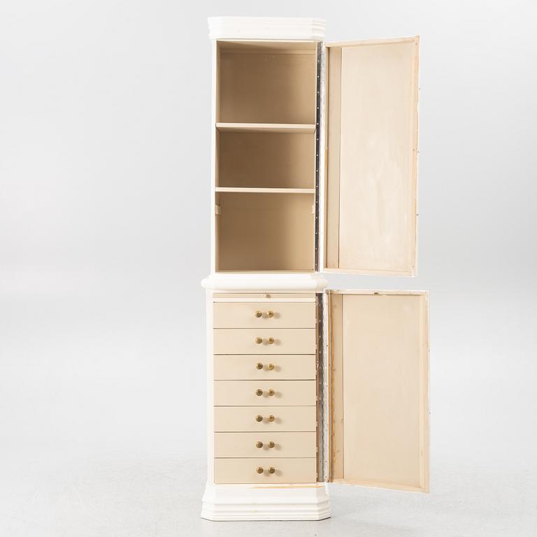 Kakelugnsskåp, omkring 2000.