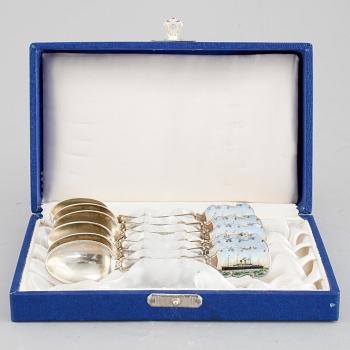 Six souvenir spoons in silver and enamel, "RMS Cedric, White Star Line", Levi & Salaman, Birmingham 1905. Weight 98 g.