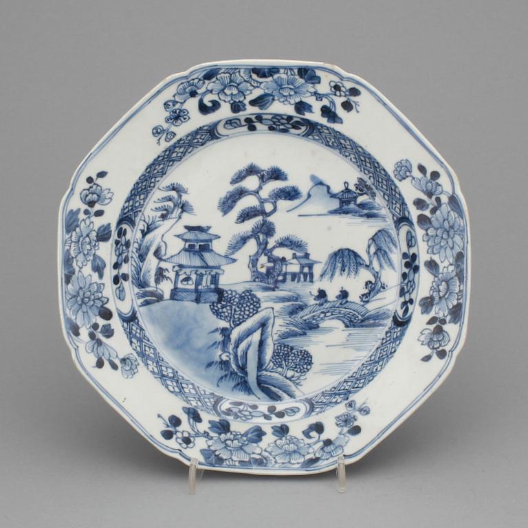 TALLRIKAR, ett par, porslin, Kina, Qianlong, 1700-tal.