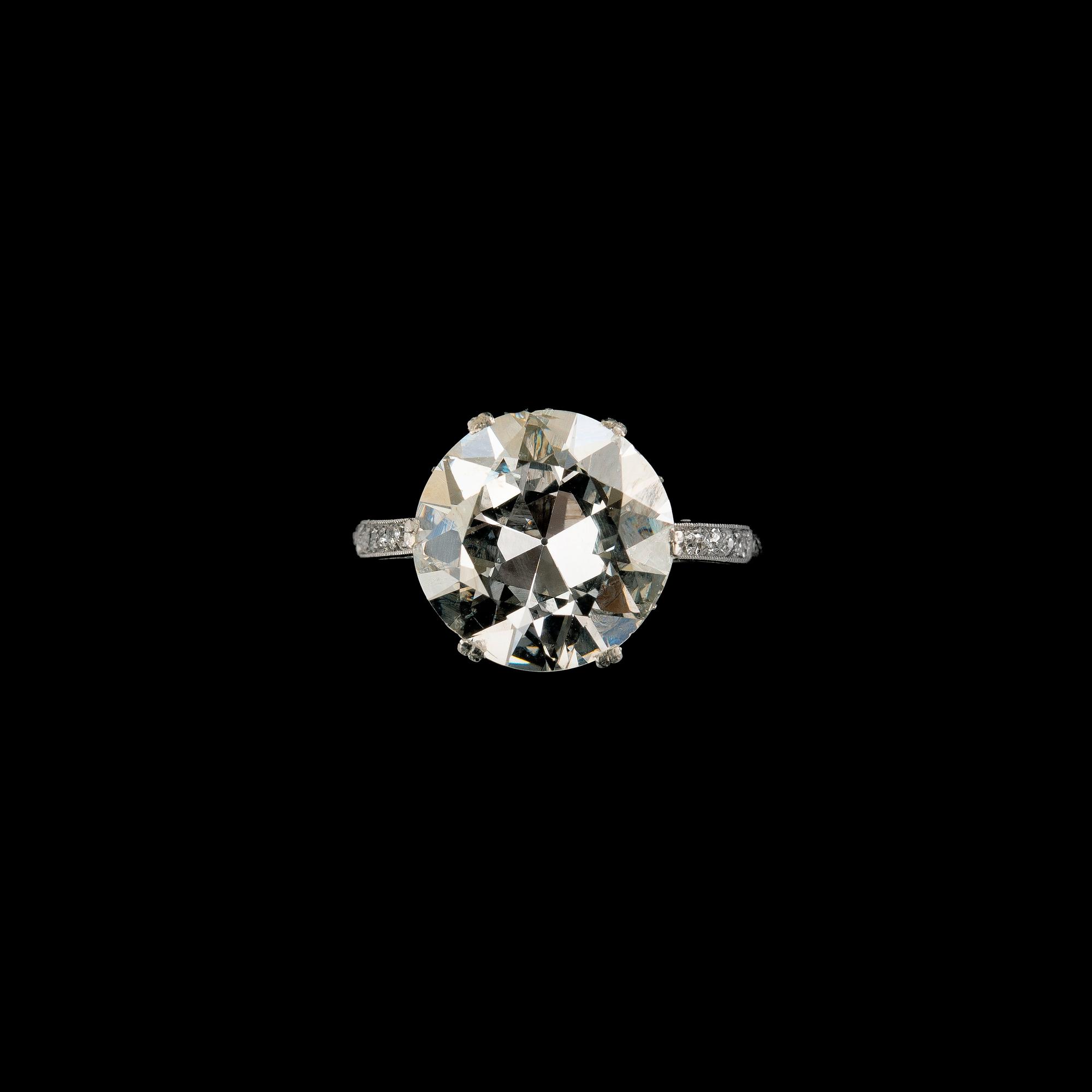 A RING, brilliant cut diamond 5.12 ct. H/I1, 8/8 cut diamonds c. 0.18 ct. Platinum. A. Tillander 1930/40 s.