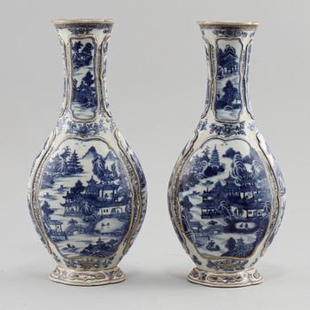 VASER, ett par, porslin, Kina, 1800-tal.