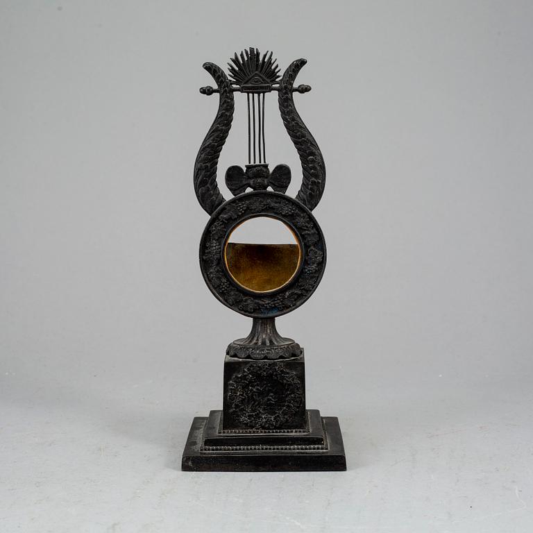 KLOCKSTÄLL, gjutjärn, troligen Berlin, ca 1820-30-tal.