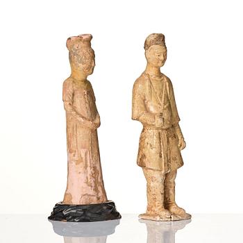 Gravfiguriner, två stycken, lergods, Tang/Suidynastin.