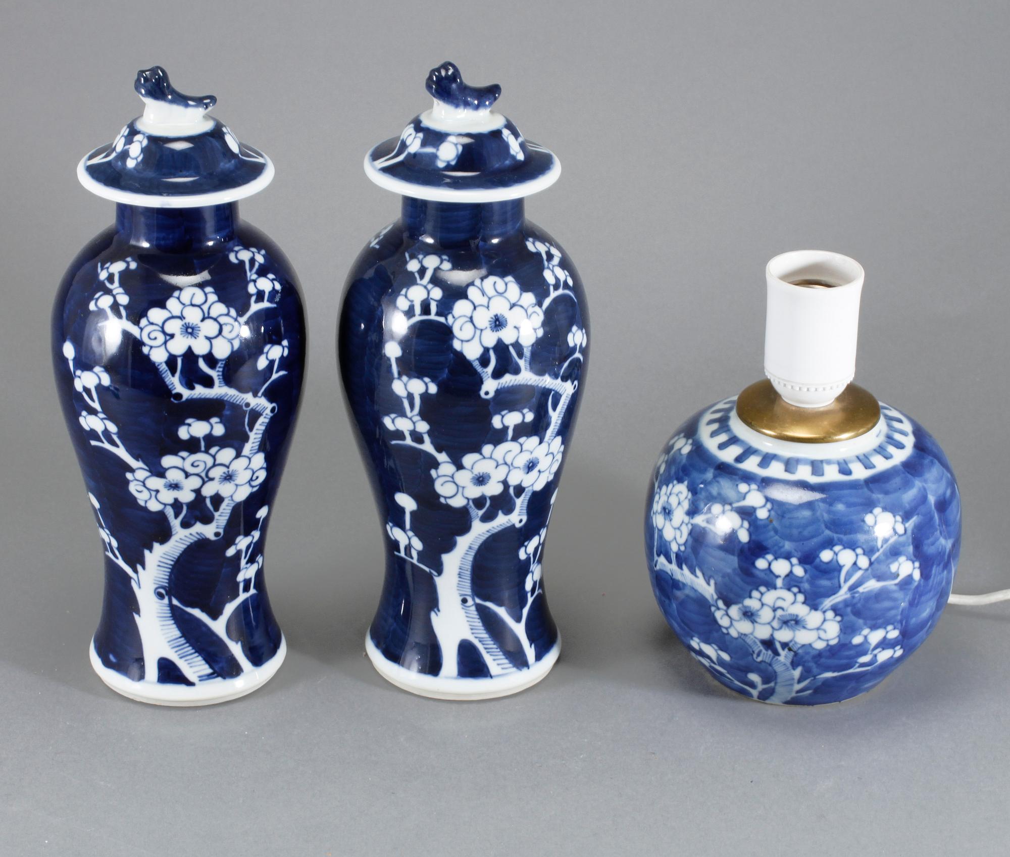 LOCKURNOR, ett par, samt LAMPA, porslin, Kina, 1900-tal samt modern tillverkning.