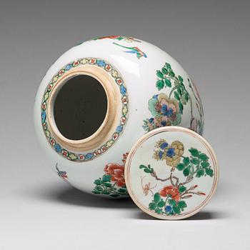 KRUKA med LOCK, porslin. Qingdynastin, Kangxi (1662-1722).