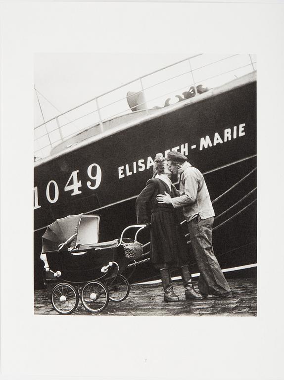 WILLY RONIS, Limited Edition Portfolio with 12 Collotype Plates, signed and numbered 238/290 on the colophon.
