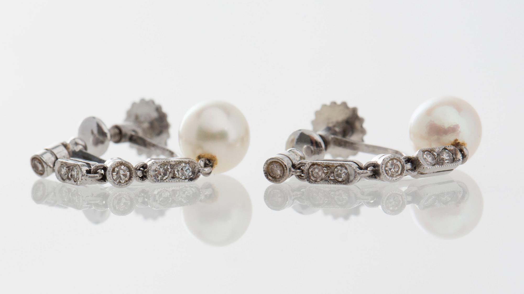 ÖRHÄNGEN, 18K vitguld med odlade pärlor samt diamanter,