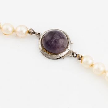 Pearl necklace, with cultured pearls, clasp in silver with cabochon-cut amethyst.
