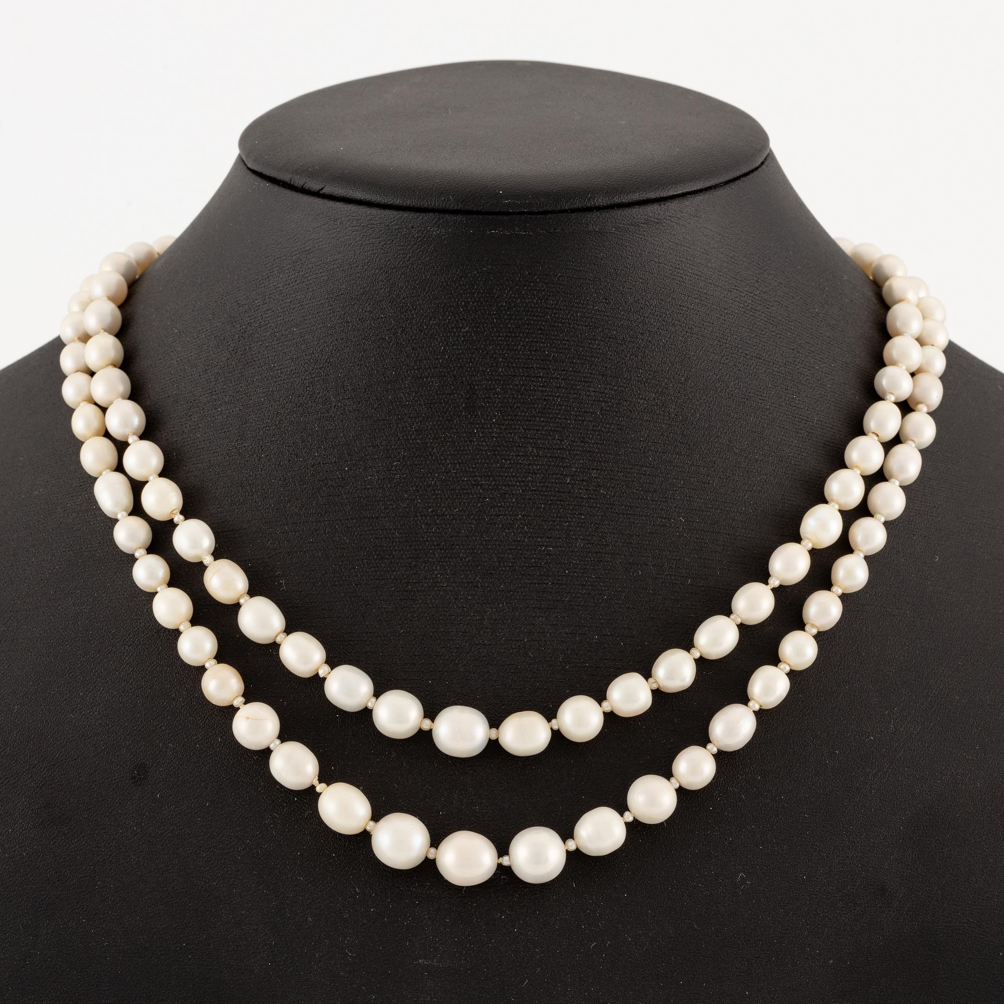 Pärlcollier två rader pärlor, sannolikt naturliga, lås med en rosenslipad diamant.