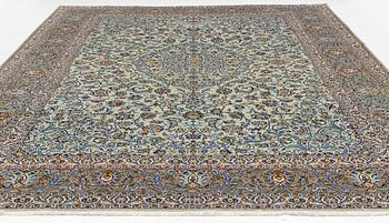 A signed Kashan carpet, approx. 436 x 314 cm.