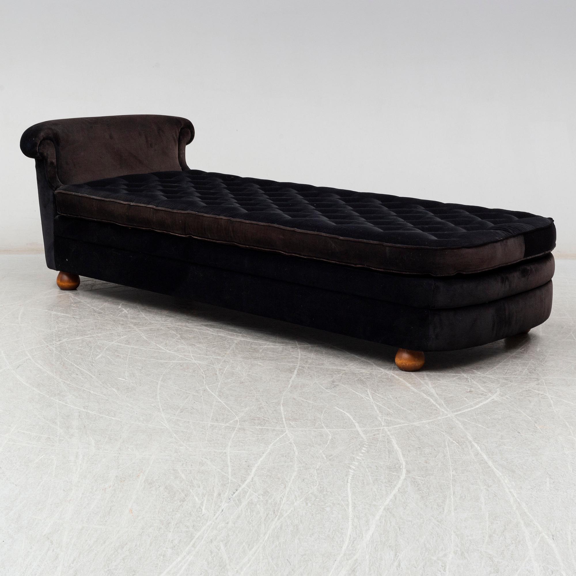 A model 775 daybed by Josef Frank for Firma Svenskt Tenn.
