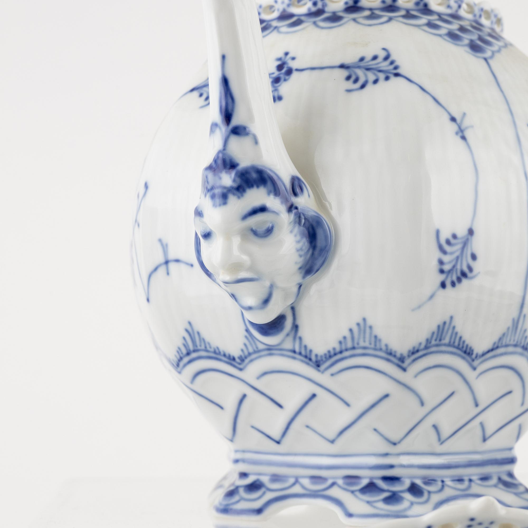 Servisdelar, 48 st, porslin, "Musselmalet", hel- och halvblonde, Royal Copenhagen, Danmark.