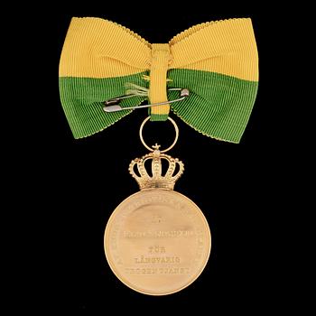 MEDALJ, 18 k, guld, "Kungliga Patriotiska Sällskapet", 1951. Totalvikt med band ca 26 gram.