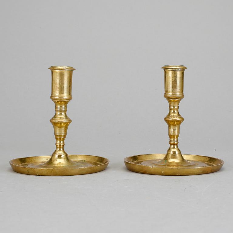 LJUSSTAKAR, 2 st närmast identiska, mässing. Senbarock, 1700-talets mitt.