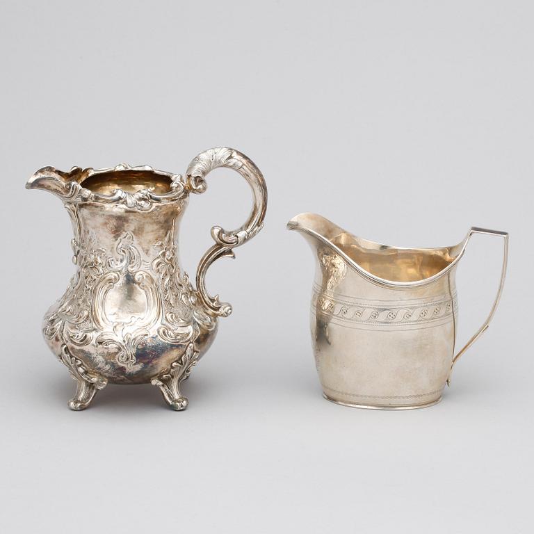 GRÄDDKANNOR, 2 st, silver, London, England, bland annat 1801. Total vikt ca 400 gram.