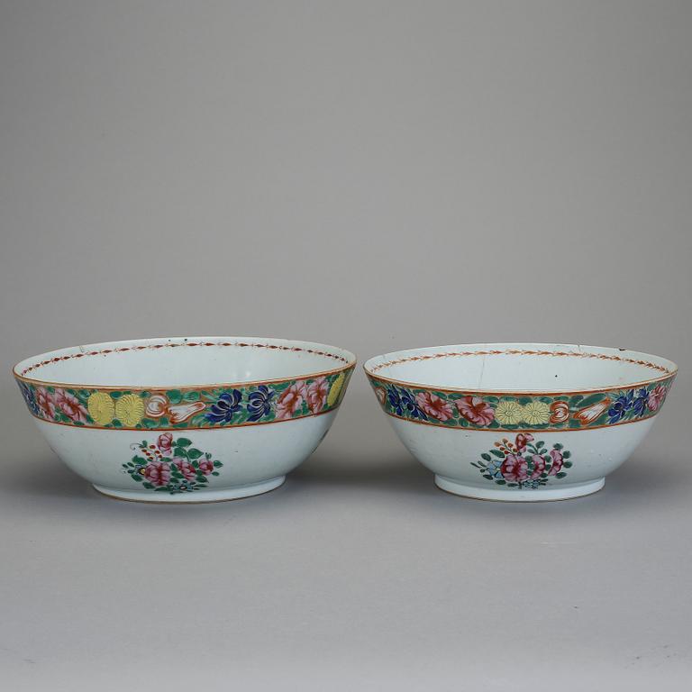 BÅLSKÅLAR, 2 stycken snarlika, kompaniporslin, Kina, 1700-tal.