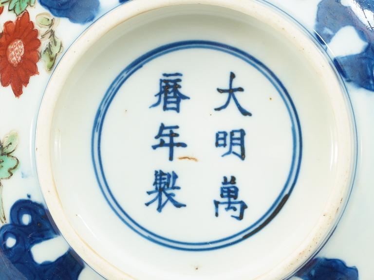 A wucai and underglaze blue bowl, Ming dynasty, Wanlis six character mark and of the period (1573-1620).