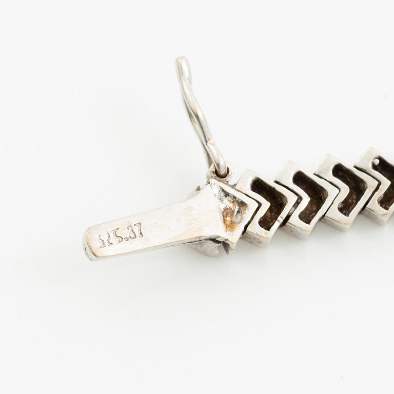 Collier 18K vitguld med briljantslipade  diamanter.