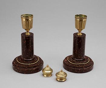 CASSOLETTER, ett par, porfyr, empire, 1800-talets första hälft.