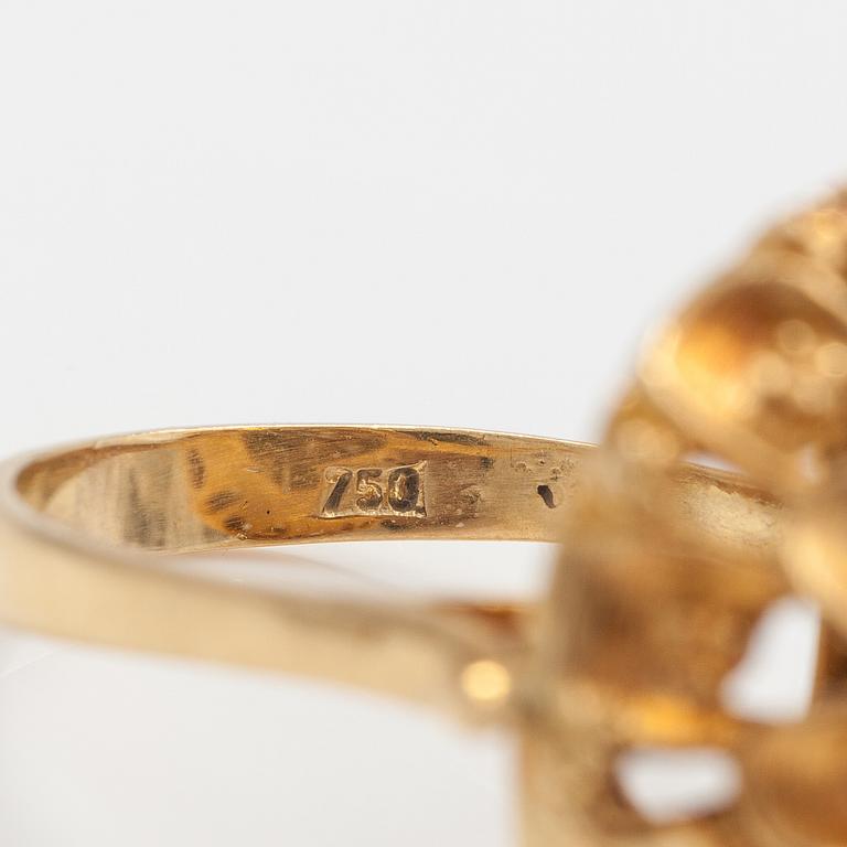 An 18K gold ring with glass stones.