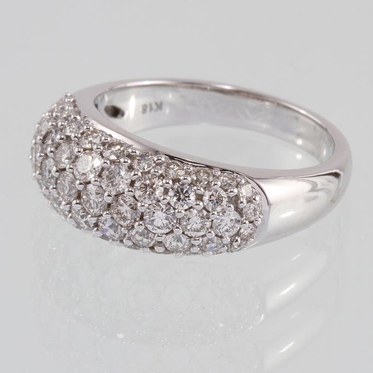 RING, 18k vitguld med 56 briljantslipade diamanter, totalt 1.69 ct. Vikt 7 g.