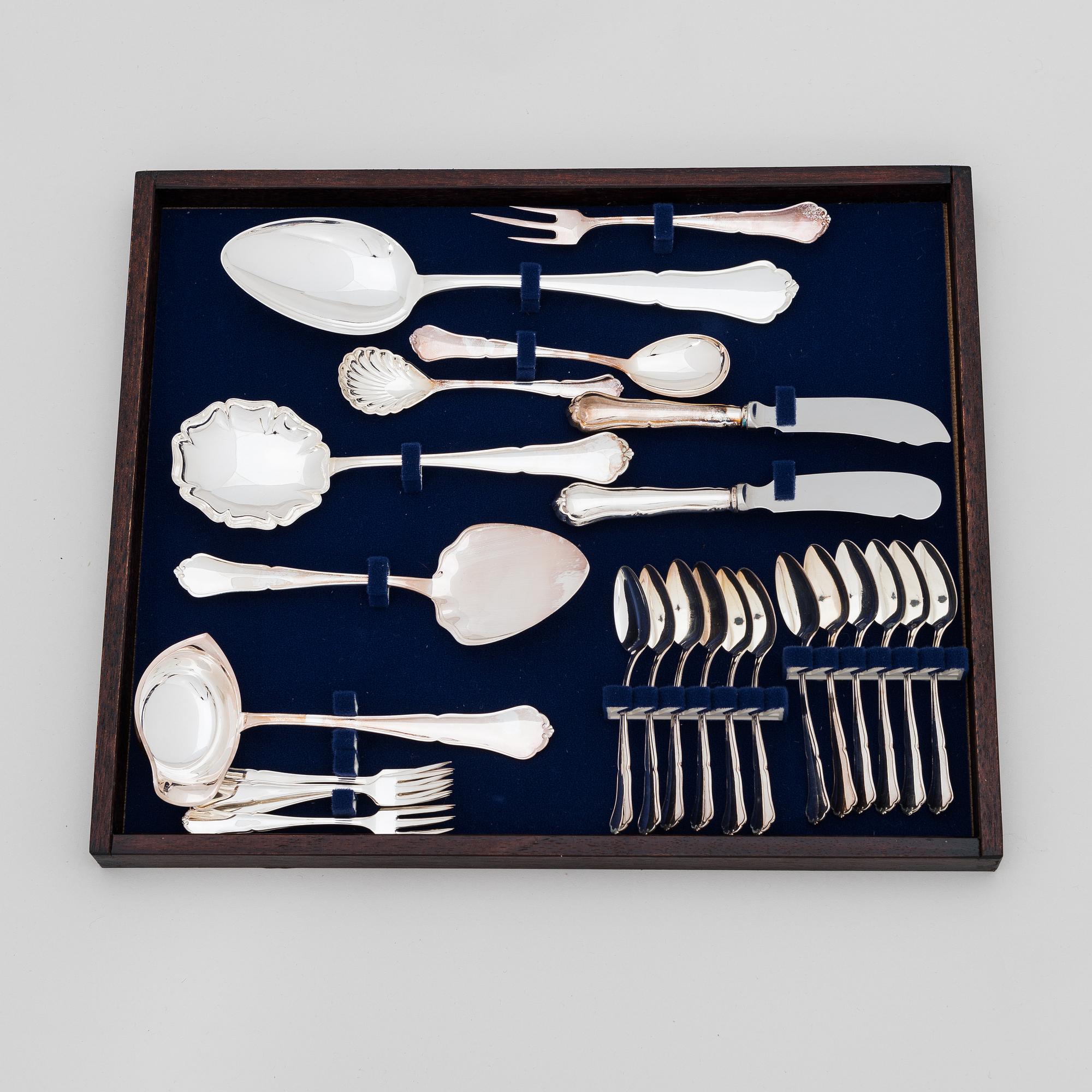 Aterinsarja, 100 osaa, hopeaa, "Chippendale", Auran Kultaseppä, Turku 1982. Aterinlaatikossa.