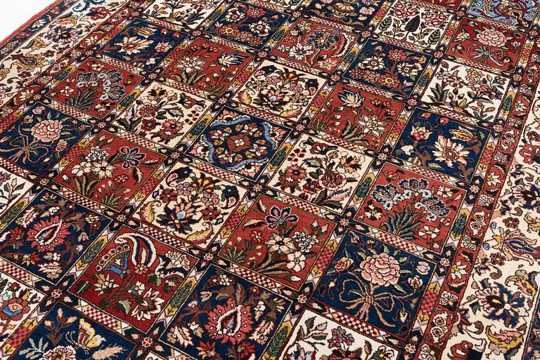 A Bakhtiari carpet, c. 307 x 207 cm.